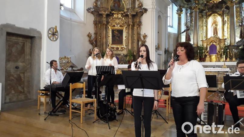 Gesang hoch fünf: Jürgen Eckert, Christine und Maria Striegl, Bianca Gleißner und Ramona Hannes bei ihren einfühlsamen Vorträgen. Ein großartiges Konzert liefert das Akkordeonorchester der Musikschule unter Jürgen Eckert in der Wallfahrtskirche St. Felix. Bild: kwl