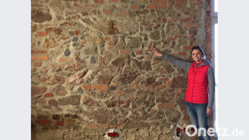 „Das ist unser Sichtmauerwerk.“ Stolz präsentiert Franziska Wegerer die Wand. Bild: ihl