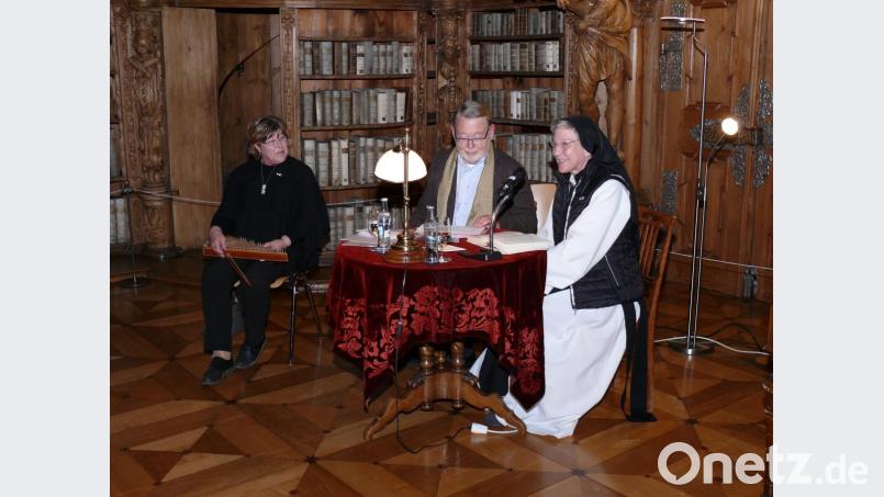Beim Märchenabend im Bibliothekssaal des Klosters (von links): Jean Rustler, Ludwig Spreitzer und Äbtissin Laetitia Fech. Bild: kgg