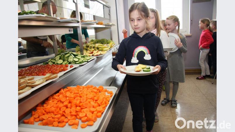 „Bitte zu Tisch“: Man durfte sich nehmen was und wie viel man wollte. Bild: wro