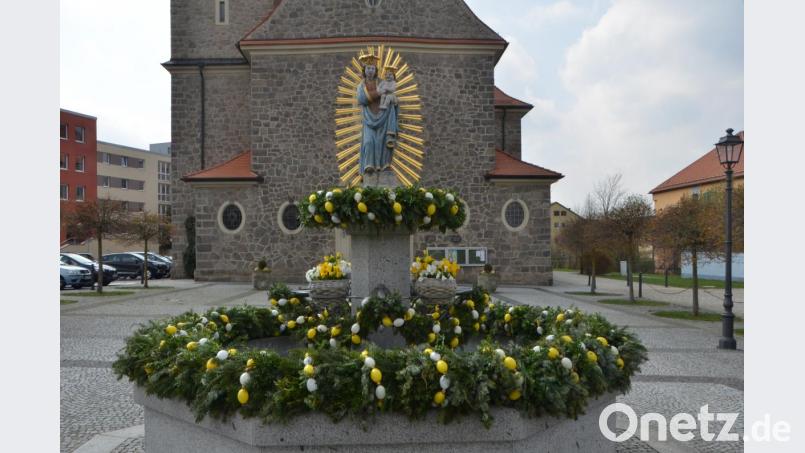 Die Muttergottes mit dem Strahlenkranz hat auf dem Kirchplatz, dank des katholischen Frauenbunds, wieder ein österliches Schmuckkleid an. Der Brunnen wurde richtig herausgeputzt für die Osterfesttage. Bild: dob
