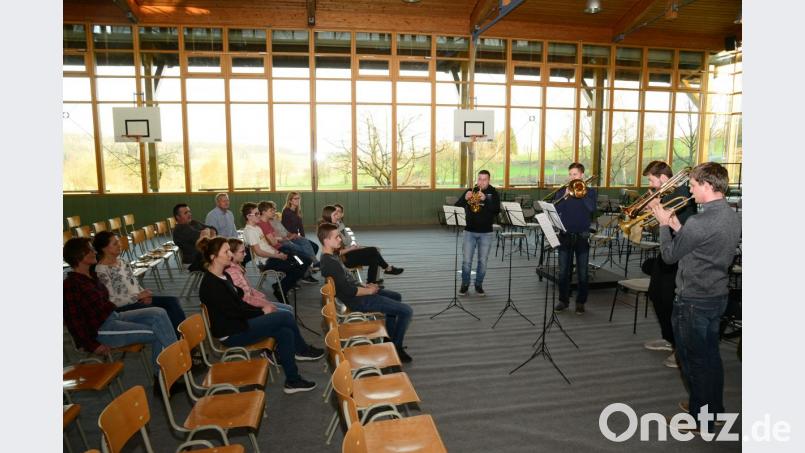 Manuel Tumler, Robert Jöchl, Maximilian Petz und Stefan Rehrl (von links) geben zu Beginn des Workshops einen Einblick in ihr musikalisches Können. Bild: bey