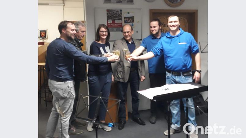 Wegen der Schulhaussanierung musste sich der Musikzug einen neuen Probenraum suchen. Mit Unterstützung der Stadt wurde er im Untergeschoss des Josefshauses fündig. Auf die Inbetriebnahme stoßen an (von links): Zweiter Vorsitzender Thomas Stark, Stadtkämmerer Hermann Siegert, Stadtangestellte Katrin Enderer, Zweiter Bürgermeister Josef Birner, Dirigent Wolfgang Vögele und Vorsitzender Maximilian Stein. Bild: u
