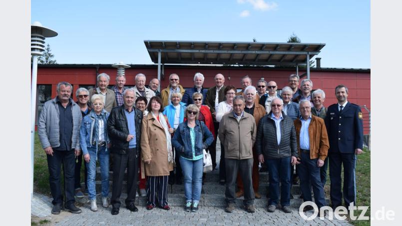 Vor 50 Jahren traten sie ihren Dienst beim Bundesgrenzschutz am Fichtenbühl an. Jetzt trafen sie sich in ihrer alten Kaserne wieder. Durch die völlig modernisierte n Anlage führte PHK Thomas Häusler (rechts). Bild: bnr
