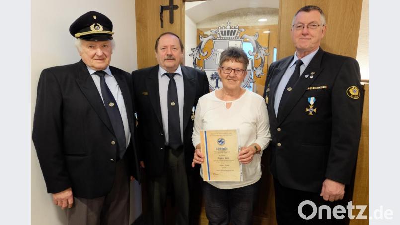 Stellvertretender Kreisvorsitzender Helmut Kramer (rechts) sowie Ehrenvorsitzender Ludwig Gerl und Ortsvorsitzender Max Braun (von links) zeichneten das Mitglied der Stullner Soldaten- und Kriegerkameradschaft, Dagmar Lula, mit Urkunde und der Treue-Nadel aus. Bild: ohr