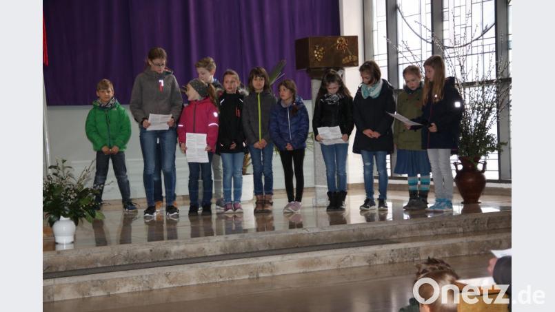 Kinder der Pfarrei lesen am Palmsonntag im Familiengottesdienste erstmals die Passion. Bild: adj