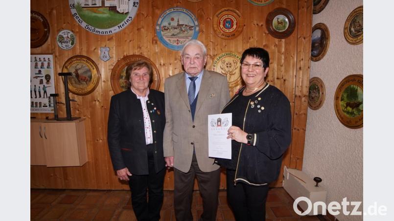 Engelbert Hausler (Mitte) als letztes lebendes Gründungsmitglied kann auf 70 Jahre Mitgliedschaft zurückblicken. Schützenmeisterin Gisela Zerbian (re) wurde für ihre Verdienste mit der Goldenen Ehrennadel des DSB geehrt. Vizepräsidentin des OSB Herta Zeiler (li) überbrachte die Ehrung. Bild: nib