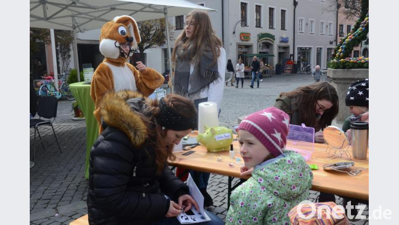 Glitzer-Tattoos zum Aufkleben für die Kinder. Bild: Kunz