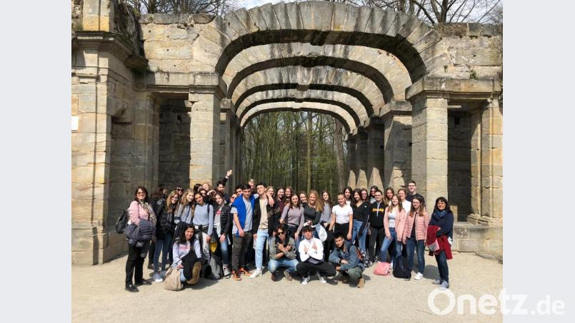 Eine rege Völkerverständigung pflegt das Gymnasium Eschenbach mit einem großen Schüleraustausch-Programm. Bereits im 15. Jahr besuchen sich deutsche und italienische Schüler. Unser Bild zeigt die Schülergruppe aus Leno/Lombardei mit den Gymnasial-Schülern des Italienisch-Wahlkurses mit ihren Lehrkräften. Bild: do