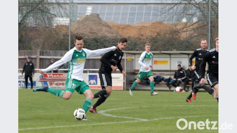 Gleich schlägt&#039;s ein: Marco Kießling (links) trifft zum 1:0 für den SV Mitterteich gegen den TSV Sonnefeld. Bild: gb