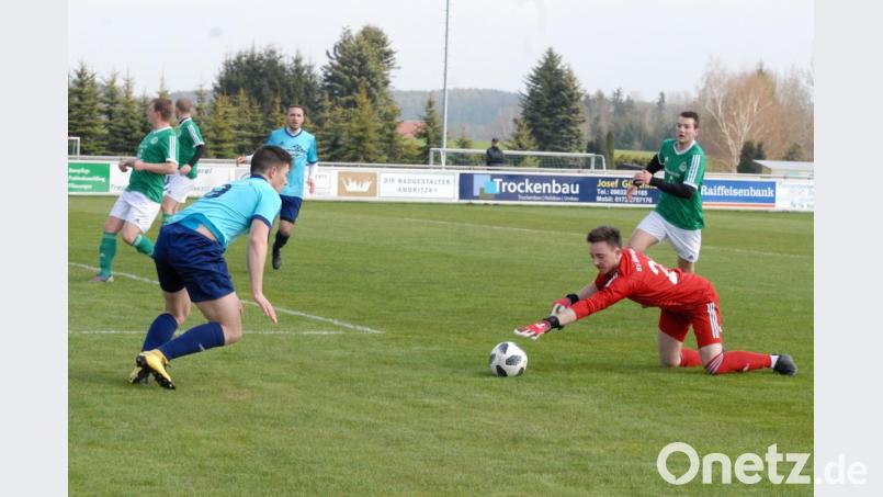 Hiergeblieben! Mitterteichs Keeper Michael Schultes (rechts) sichert sich den Ball im Nachfassen gegen Max Hecht (links) vom TSV Konnersreuth. Die 0:4-Pleite gegen den neuen Tabellenzweiten konnte aber auch der Schlussmann nicht verhindern. Bild: gb