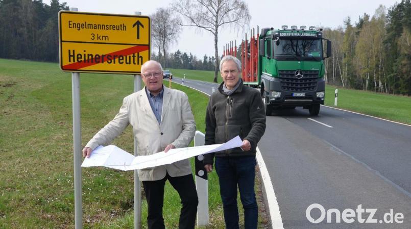 Die Baudirektoren Henner Wasmuth (links) und Gerhard Kederer, stellten bei einem Pressetermin in Heinersreuth die Planungen für den Ausbau der St 2120 zwischen Heinersreuth und Engelmannsreuth vor. Bild: Fürk