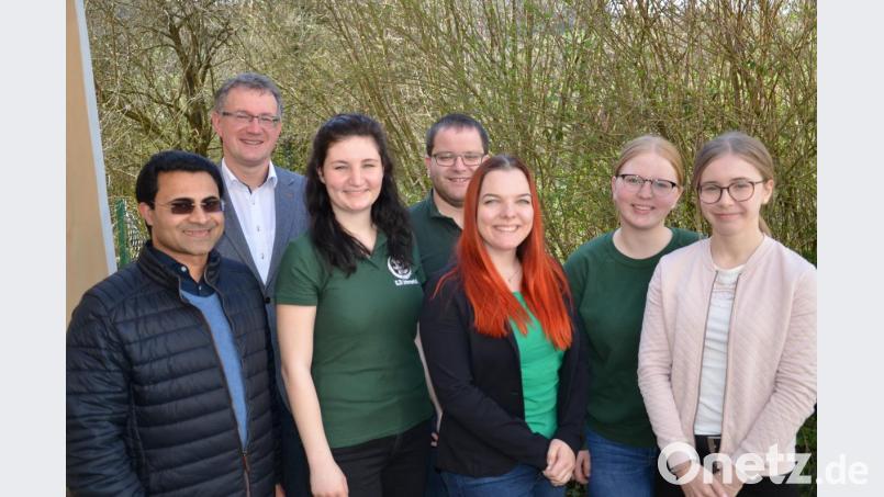 Die neu gewählte Vorstandschaft der KLJB Unterauerbach mit Pater Binu, dem zweitem Bürgermeister der Gemeinde Schwarzach Franz Grabinger (von links) und der Vorsitzenden Magdalena Fink (Dritte von rechts). Bild: ga