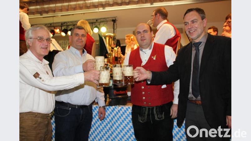 Auf das Gelingen des Bockbierfestes stoßen Bräu Franz Dorfner, stellvertretender Bürgermeister Manfred Schlosser, der Vorsitzende der Ehenbachtaler Blaskapelle, Dominik Sträh,l und Pfarrer Josef Irlbacher an. Bild: ads