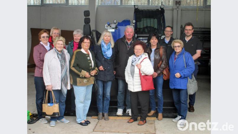 Den neuen THW-Teleskoplader bestaunen die Besucher vom Bund der Berliner. Bild: Dobmeier