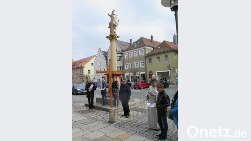 „Du bist das Opfer und wirst ans Kreuz geschlagen“ war der wichtigste Satz in der Psalmodie an der Sebastianssäule auf dem Stadtplatz. Bild: jzk