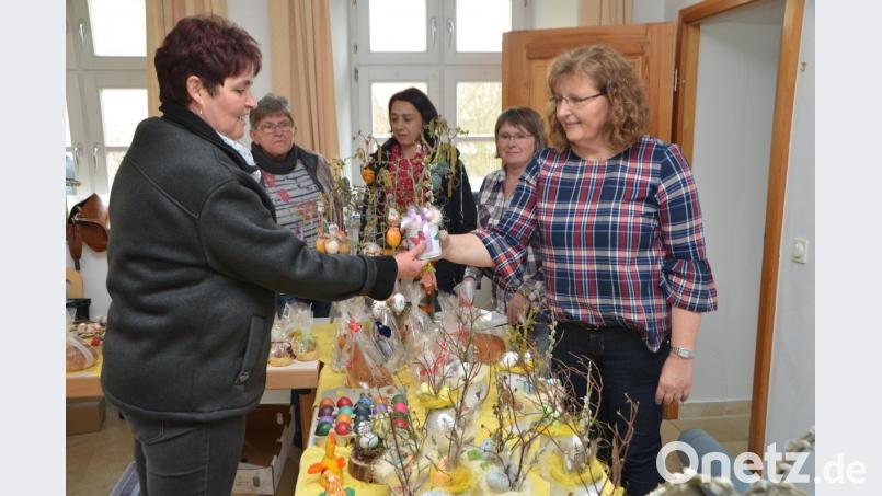 Noch ist eine Woche Zeit den richtigen Schmuck für den Ostertisch auszuwählen. Beim Katholischen Frauenbund in Roggenstein gab es dazu viele ideenreiche Vorschläge. Bild: dob