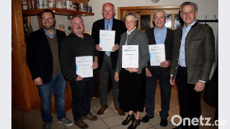 Hans Meister, Engelbert Weis, Hedwig Bauer und Wilhelm Staufer (mit Urkunden von links) wurden für ihre langjährige Treue zur CSU ausgezeichnet. Vorsitzender Matthias Grundler (links) und Roland Grillmeier (rechts) gratulierten. Bild: wro