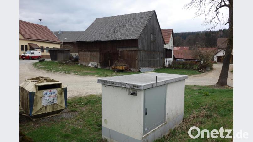 Anlieger Johannes Wolf ermöglicht durch ein Verlegen der Entwässerungsleitungen in seiner Zufahrt (rechter Bildrand) einen komplikationslosen Ausbau des gesamten Turnerplatzes (links) mit einer Asphaltierung in weiten Bereichen. Bild: fjo