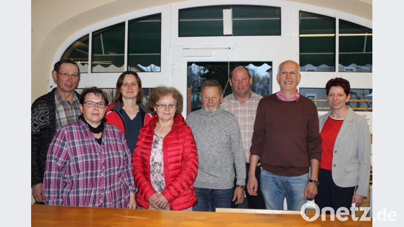Das Soziale Netzwerk/Bürgerhilfe hat einen neuen Vorstand gewählt. Paul Ferstl (Zweiter von rechts) wurde im Amt als Vorsitzender bestätigt. Bild: pko