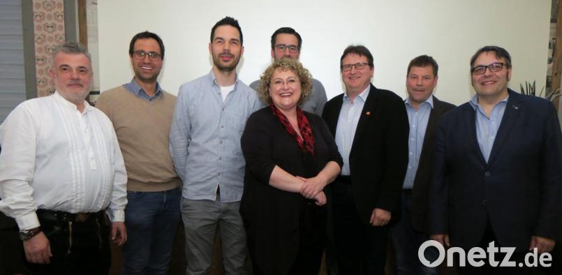 Wolfgang Wacker, Michael Bräu, Fabian Kraus, Claudia Mendel, Thomas Koller und Werner Schönberger (von links) bilden den neuen Vorstand der Schreiner-Innung Schwandorf. Rechts Kreishandwerksmeister Christian Glaab, Zweiter von rechts der bisherige Obermeister Anton Zimmermann. Bild: Hirsch
