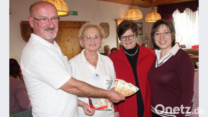 Die insgesamt 650 Euro waren für die „Feuerkinder“ in Tansania bestimmt. Die Summe legten der Fanclub und die Künstlerin zusammen. Im Bild (von links) Fanclub-Vorsitzender Helmut Wildenauer, Marianne Köllner, Dr. Annemarie Schraml und Brigitte Traeger. Bild: wro