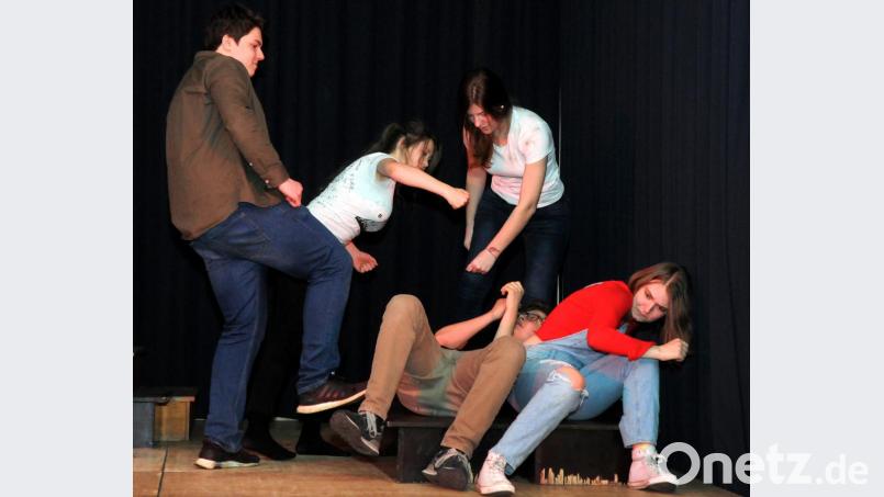 Wenn es um Nahrung und damit ums Überleben geht, ist den Jugendlichen in dem Theaterstück jedes Mittel recht – auch Gewalt. „Die Maschine hat auch bei den Proben tatsächlich Essbares ausgegeben, so dass von den Schauspielern drei Packungen Marshmallows und 13 Packungen Frikadellen verspeist wurden“, verriet die Leiterin der Theatergruppe, Studienrätin Elisa Romfeld, über den Automaten, eder eine zentrale Rolle spielt. Bild: Stephan Huber