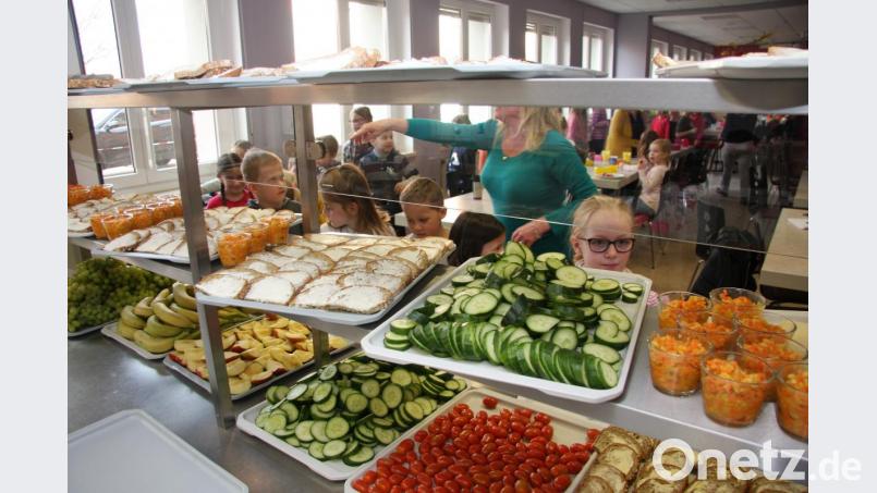 Die bunten und gesunden Zutaten stellte ein Wiesauer Supermarkt kostenlos bereit. Bild: wro