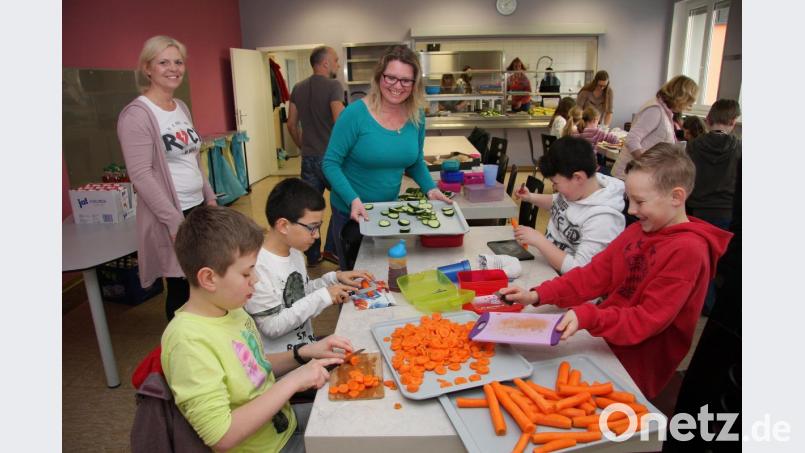 Bei den Buben war zwar ein klein wenig Überzeugungsarbeit notwendig. Danach widmeten auch sie sich der „Mädchenarbeit“. Bild: wro