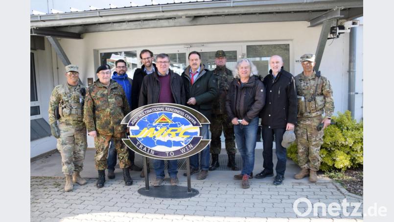 Zu Gast bei der Großübung in Hohenfels waren auch die Bürgermeister der Übungsplatz-Randgemeinden und Regierungsvertreter. Eine Einführung in das Geschehen gab ihnen im Hauptquartier der Kommandeur des Joint Multinational Readiness Center (JMRC), Oberst Joseph Hilbert (links) Bild: bö