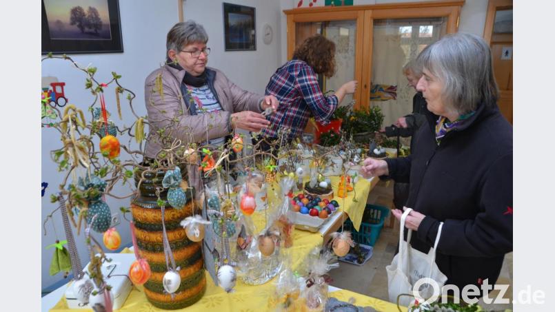 Noch ist eine Woche Zeit den richtigen Schmuck für den Ostertisch auszuwählen. Beim Katholischen Frauenbund in Roggenstein gab es dazu viele ideenreiche Vorschläge. Bild: dob