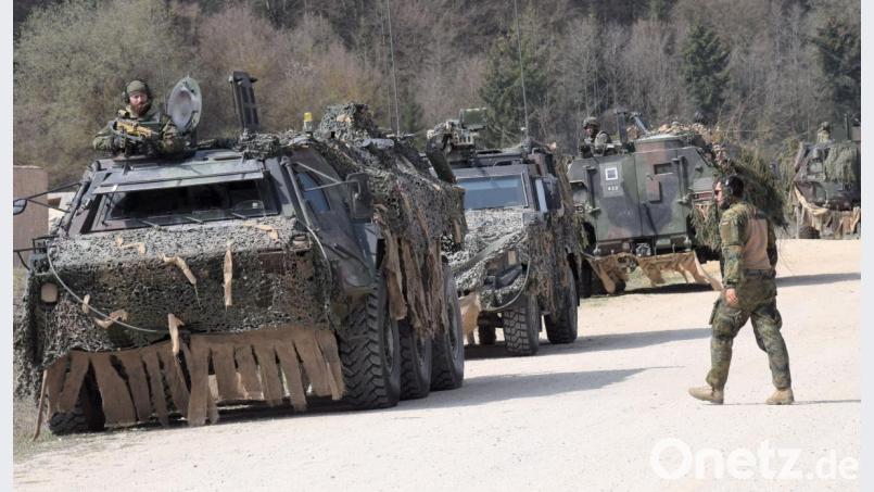 Eine kleine Pause auf der Panzerstraße und dann geht es auch schon wieder weiter für die Panzerleute der Bundeswehr. Bild: bö