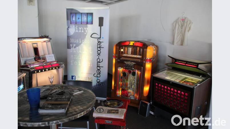 Veranstalter Andreas Prechtl hatte einige seiner Jukebox-Schmuckstücke mitgebracht, um für das richtige Flair zu sorgen. Bild: kmo