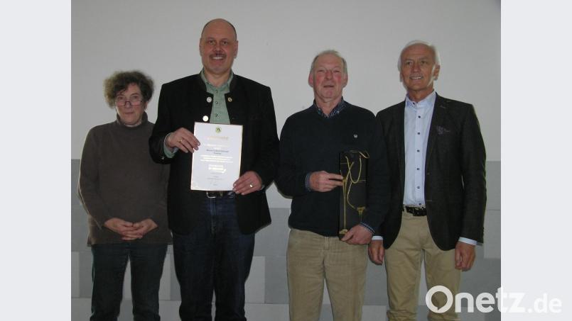 Mit Eleonore Bauer (von links) besitzt der Imkereiverein Neusorg nun eine stellvertretende Schriftführerin. Vorsitzender Gerhard Schraml wurde für 15 Jahre Mitgliedschaft mit der bronzenen Ehrennadel geehrt und seinem Stellvertreter Karlheinz Wegmann mit einem Präsent zum Geburtstag gratuliert. Bürgermeister Peter König beglückwünschte sie. Bild: öt