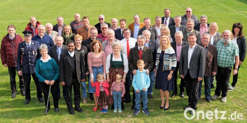 Der Jubilar mit seiner Familie, den Vertretern der politischen und der kirchllichen Gemeinde, den Vereinsfunktionären und mit Weggefährten von Walbrunn aus Politik, Wirtschaft, Ämterbereich sowie Kultur. Bild: tu