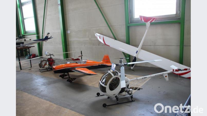 Die Modellflugsportgruppe Ammerthal stellte im ehemaligen Ersatzteillager Modellflugzeuge aus und bewies ihr Können bei Indoorflügen. Bild: kmo