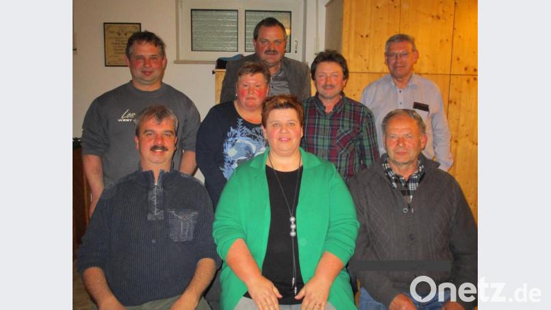 Neuwahlen standen auf dem Programm der Versammlung des Heimatvereins. Dabei wurde Petra Gleißner zur neuen Vorsitzenden gewählt. Im Bild die neue Vorstandschaft (vorne von links): Kassier Christian Friedl, Vorsitzende Petra Gleißner und 2. Vorsitzender Konrad Fischer sowie (hinten von links) Kassenprüfer Thomas Richtmann, Beisitzer Melanie Schmidkonz, Kassenprüfer Michael Schedl, Schriftführer Hermann Lobinger und Beisitzer Peter Knott. Bild: ws