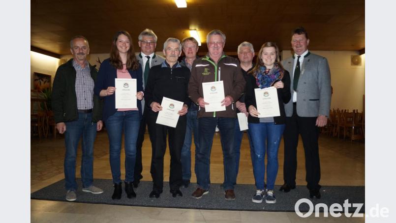 Bürgermeister Hubert Zwack (l.) und Schützenmeister Helmut Meier (r.) mit den geehrten langjährigen und verdienten aktiven Mitgliedern Bild: sgs