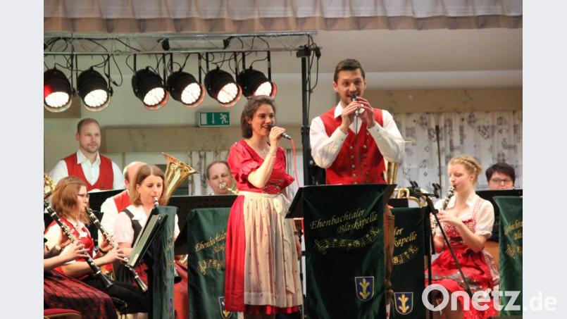 Anni Lotter und Dirigent Johannes Pilarski sorgten mit ihren Einlagen als Duett für willkommene Abwechslung im anspruchsvollem Musikprogramm des Bockbierfestes. Bild: ads