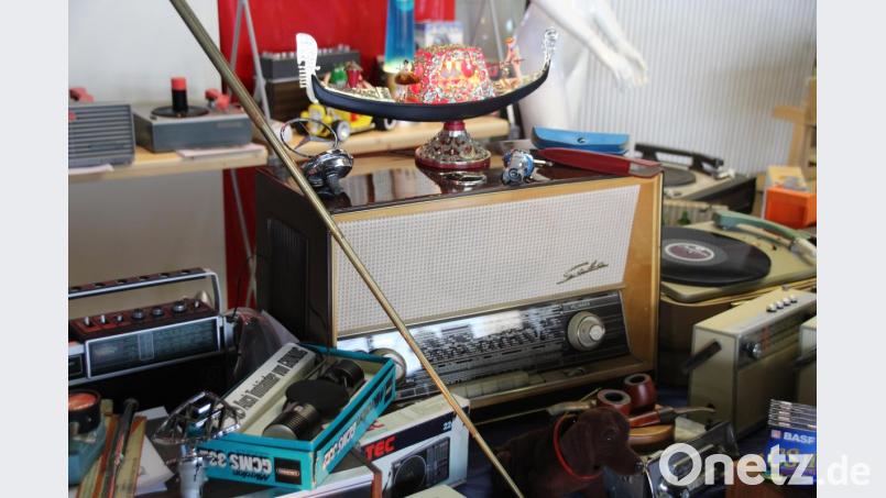 Paradies für Nostalgie-Liebhaber: Retro Radios und jede Menge Krims-Krams vergangener Zeiten gab es beim Vintage-Markt im ehemaligen Autohaus Zinkl. Bild: kmo
