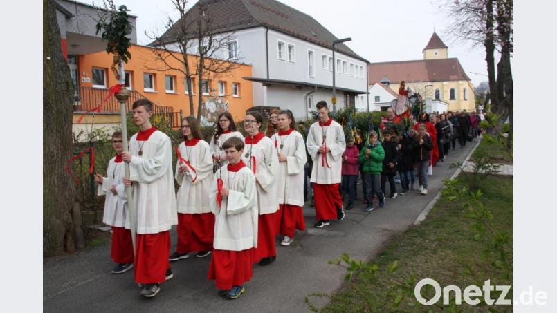 Gemeinsam zogen die Gläubigen mit ihren Palmbuschen von der alten in die neue Pfarrkirche. Bild: adj