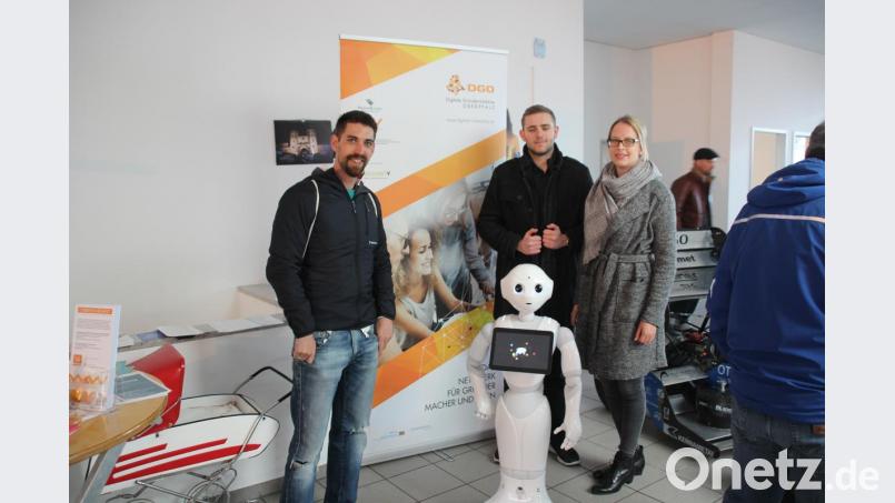 Philipp Hermannsdörfer (Digitale Gründerinitiative Oberpfalz, ganz links) und Studenten Tim Heidner und Annika Pischel mit Roboterfrau &quot;Pepper&quot;. Bild: kmo