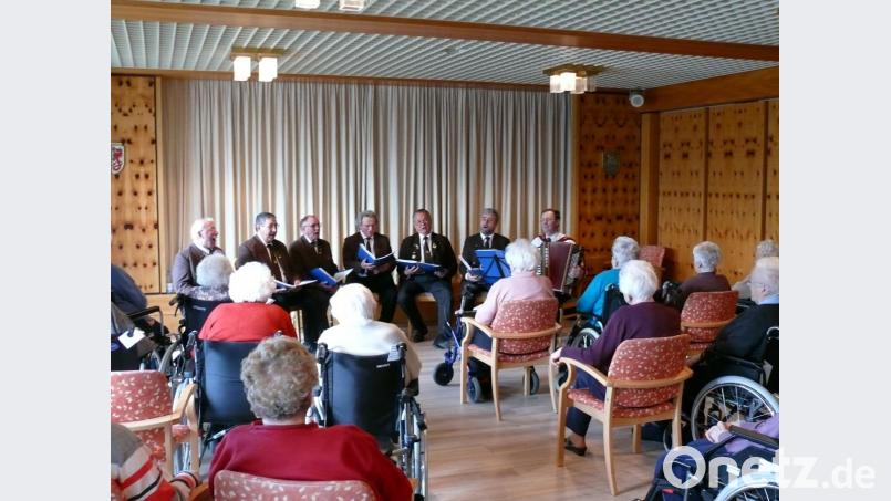 Amüsante Stunden bereitete den Senioren die Egerländer Singgruppe. Bild: kgg