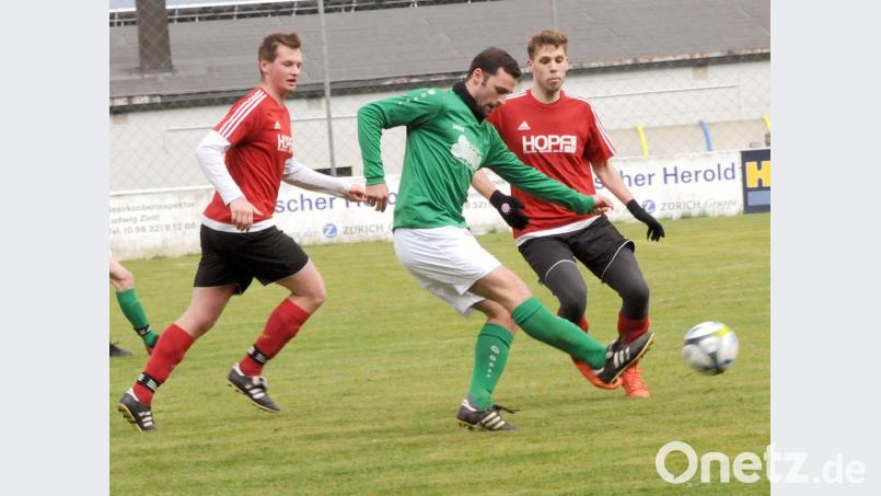 Griesbachs Jakub Smoranc (Mitte) war der gefeierte Mann. Von Nico Fenzl (links) und Florian Burger nicht zu stoppen, schoss der Angreifer zum 2:1-Sieg seiner Mannschaft beim ASV Waldsassen ein. Bild: heh