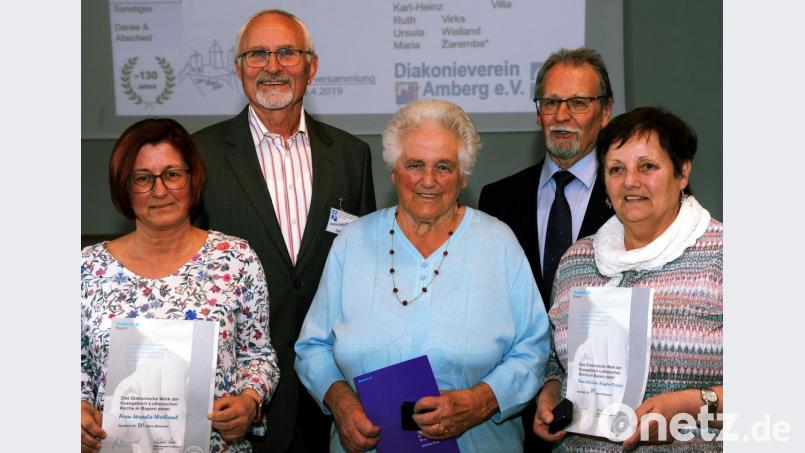 Für mehr als 20-jährige Mitarbeit wurden Ursula Weiland (links) und Elfriede Riegler-Pfeiffer (rechts) mit dem Kronenkreuz in Silber geehrt. Frieda Preißl (Mitte) erhielt das Kronenkreuz in Gold. Die Ehrungen nahmen Siegfried Balzer (Zweiter von rechts) und Karl-Heinz Irmer (Zweiter von links) vor. Bild: gf