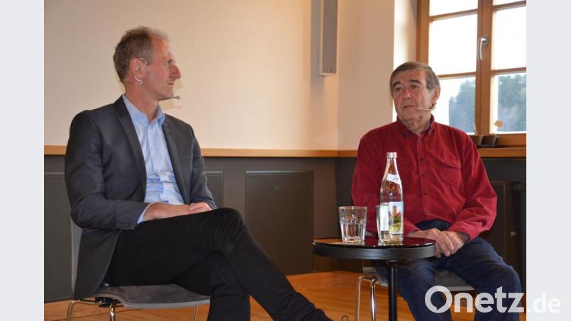 Der Holocaust-Überlebende Josef Salomonovic (rechts), genannt Pepek, im Gespräch mit Jörg Skriebeleit, Leiter der KZ-Gedenkstätte Flossenbürg. Bild: esa