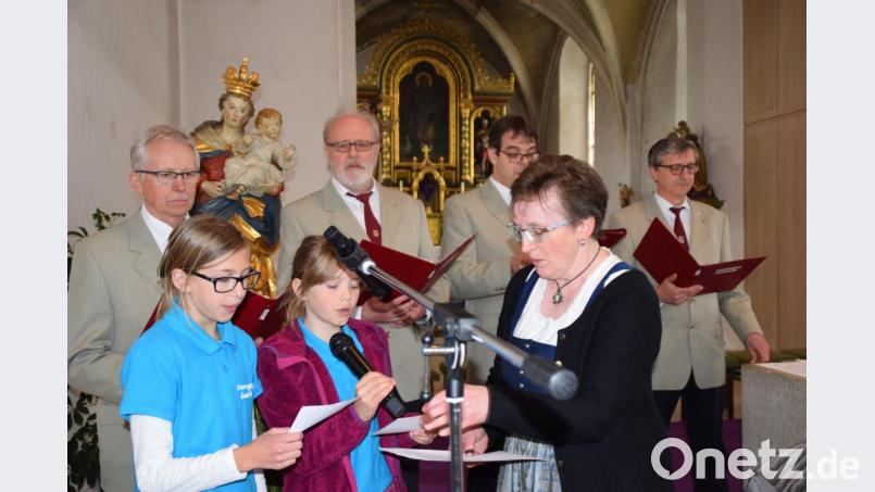 Die erfahrenen Sänger des Viergesangs sangen auch gemeinsam ein Lied mit Nachwuchssängerinnen Bild: swo