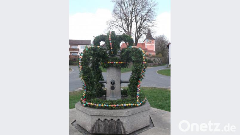 Der österlich geschmückte Dorfbrunnen Bild: trj