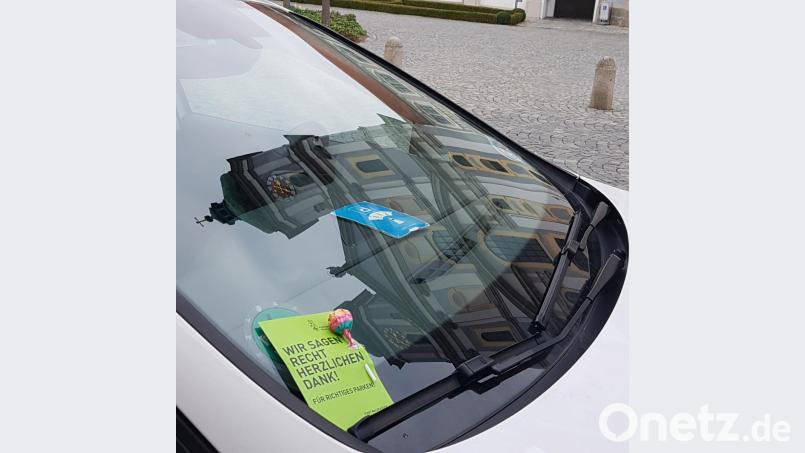 Lutscher für Richtigparker: Wer sein Auto korrekt abgestellt hat, durfte sich am Freitag und am Samstag in Waldsassen (Bild) und in Mitterteich über eine kleine Aufmerksamkeit der kommunalen Verkehrsüberwacher freuen. Bild: exb