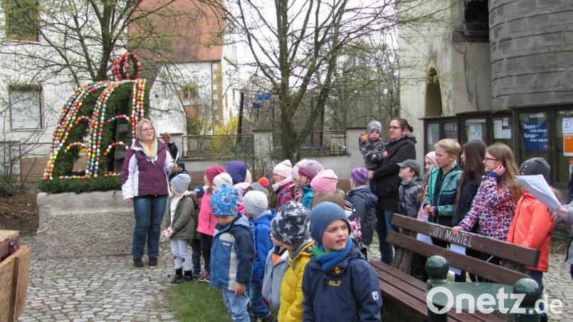 Nachdem der mit 900 handbemalte verzierte Osterbrunnen auf dem Brunnen am Marktplatz stand, erfreute der Kinderchor Pfiffikusbande unter Leitung von Susanne Hausmann noch mit dem Lied: "Stups der kleine Osterhase". Bild: sei